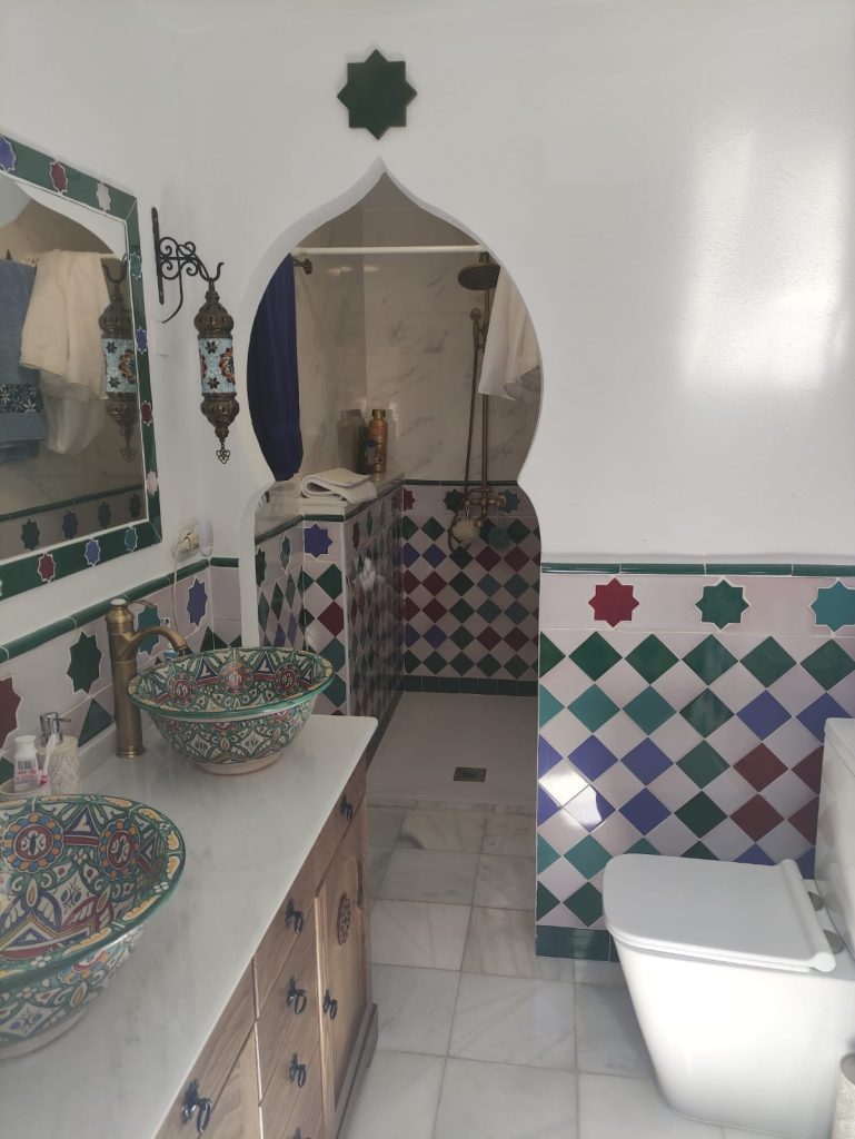 reforma de baño elegante con indicios arabes