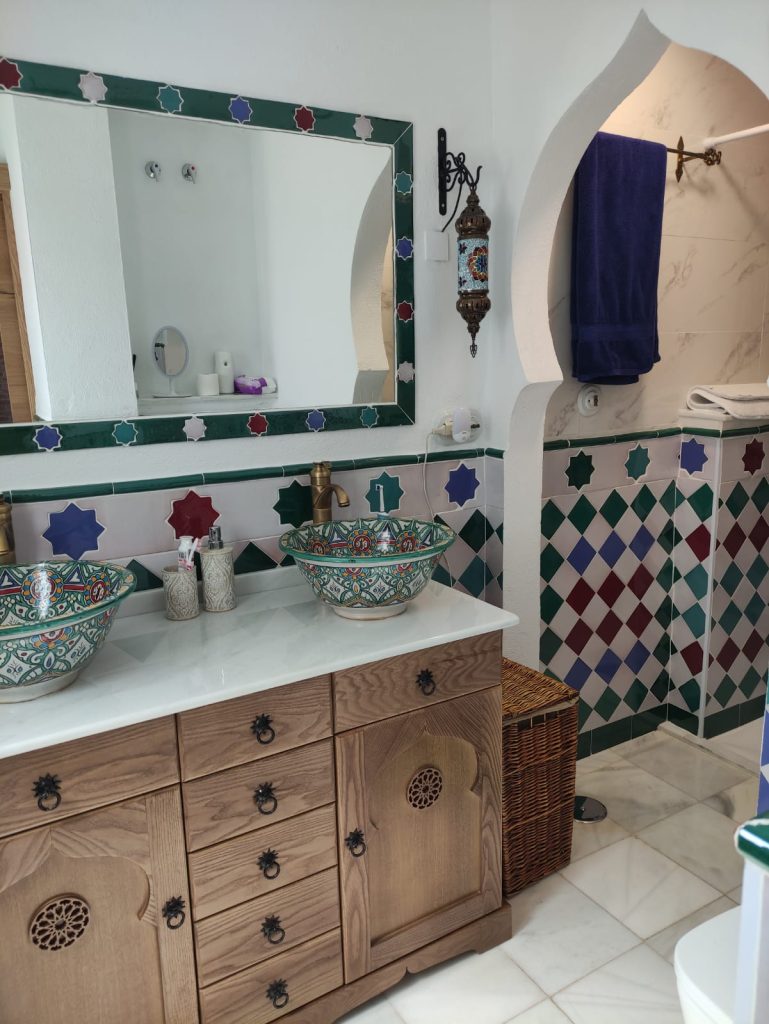 baño con diseño arabe
