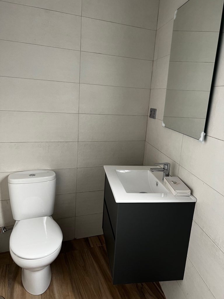 baño reformado sencillo y elegante