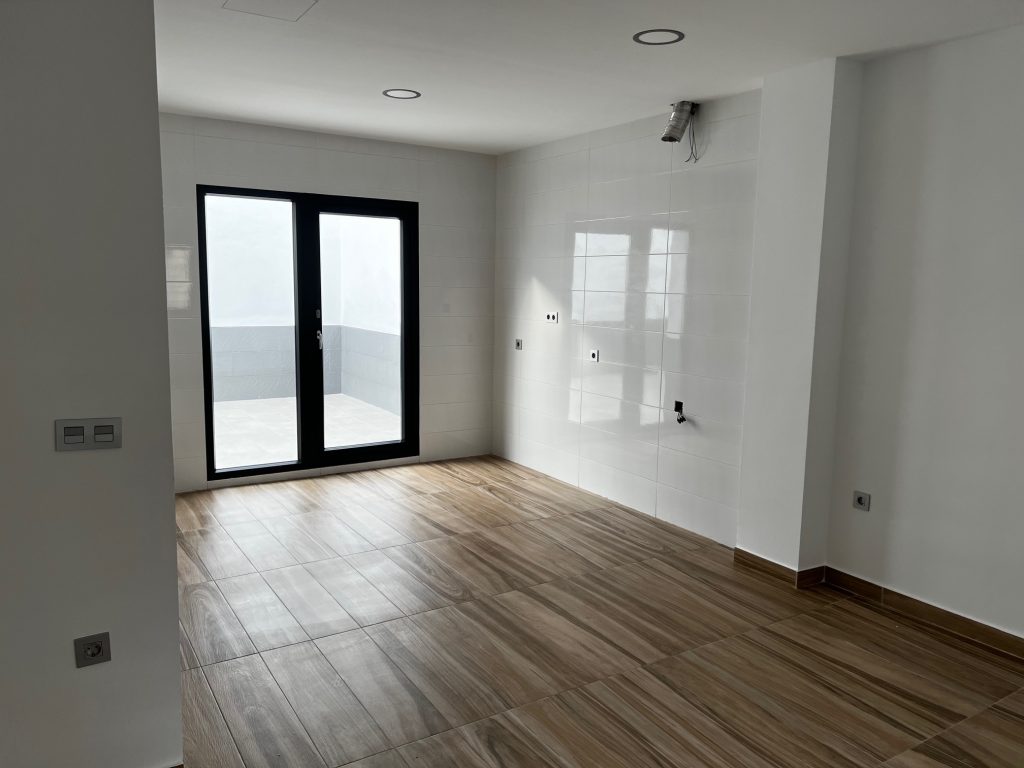 habitación renovada con amplio ventanal y alta luminosidad