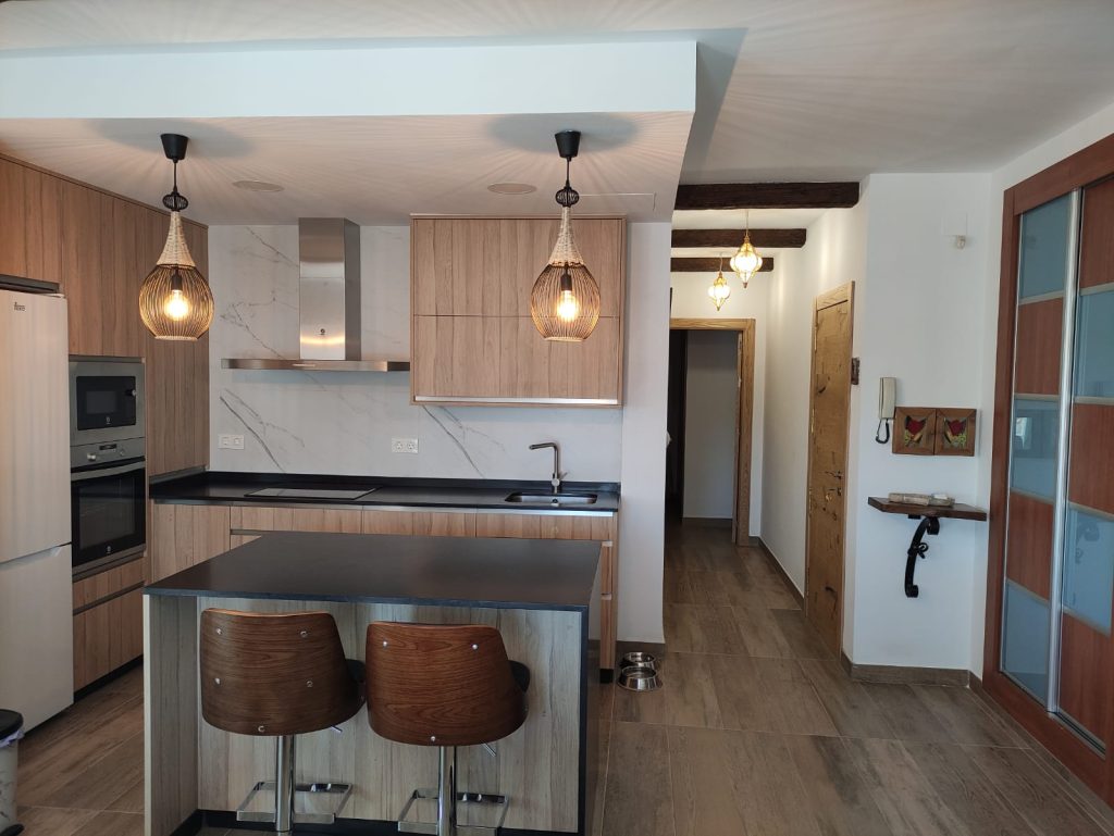 cocina reformada moderna resaltando la madera